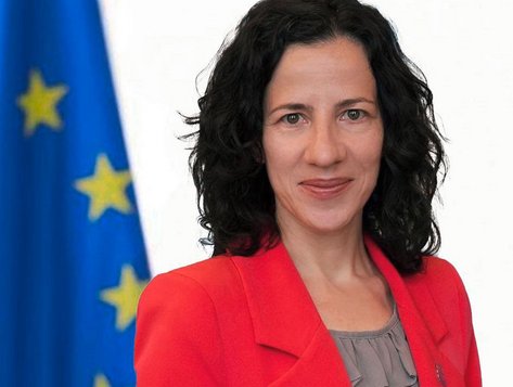 Porträtfoto von Roxana Mînzatu